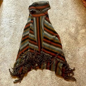 Turtle neck poncho w fringe